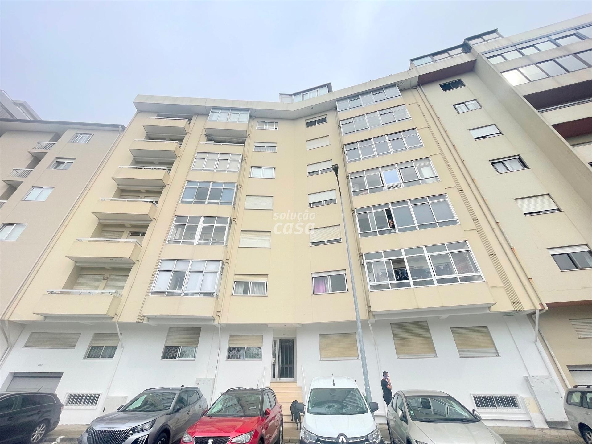 Apartamento T1+1 localizado a 300 metros da Estação de Comboio Coimbrões!