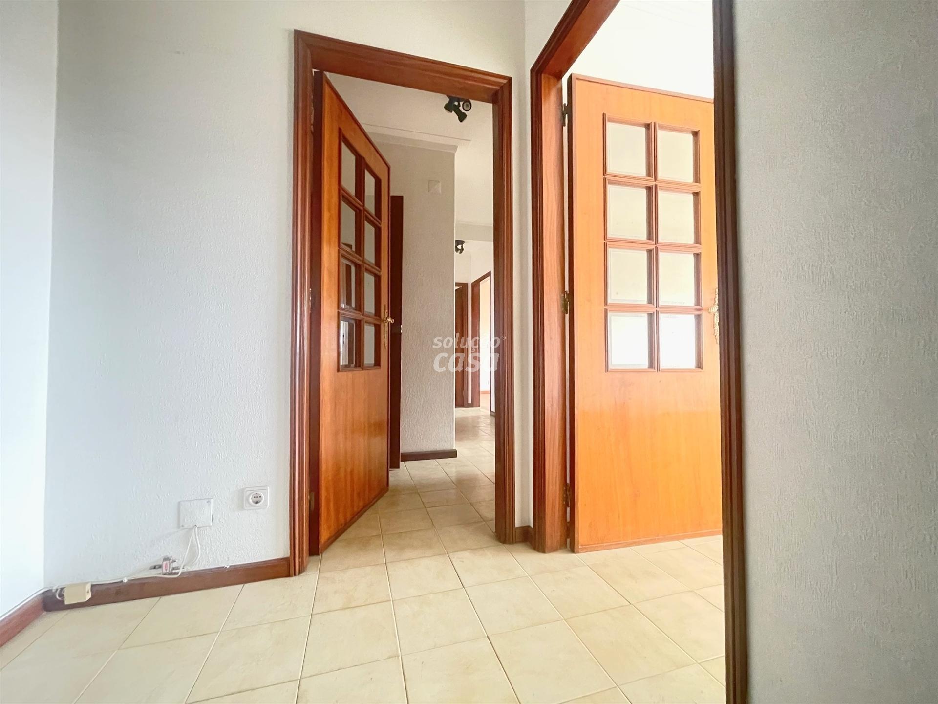 Apartamento T1+1 localizado a 300 metros da Estação de Comboio Coimbrões!