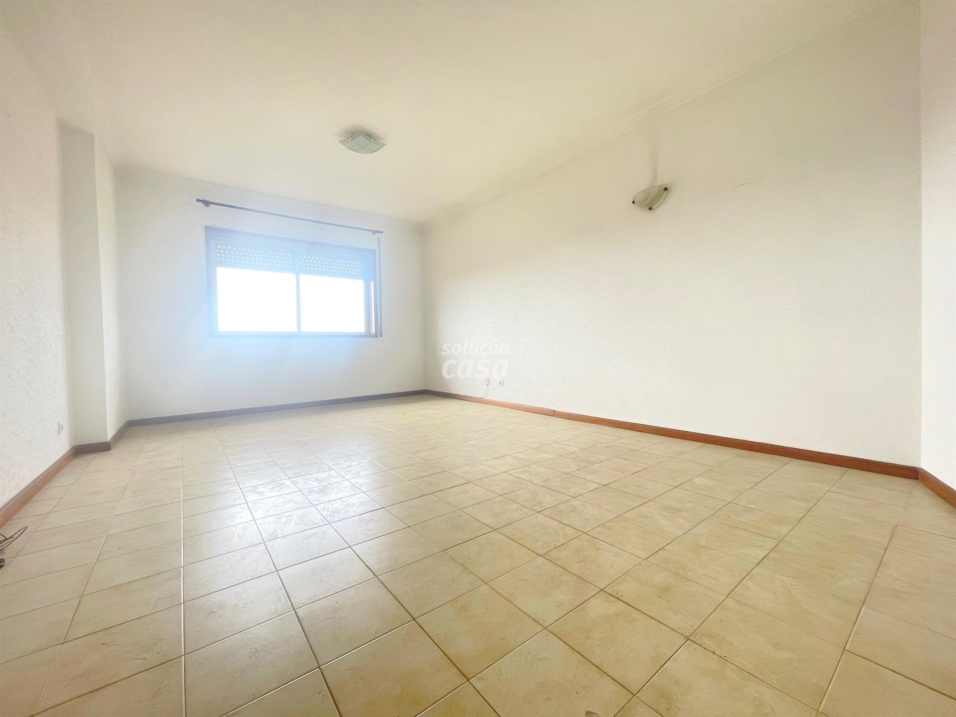Apartamento T1+1 localizado a 300 metros da Estação de Comboio Coimbrões!