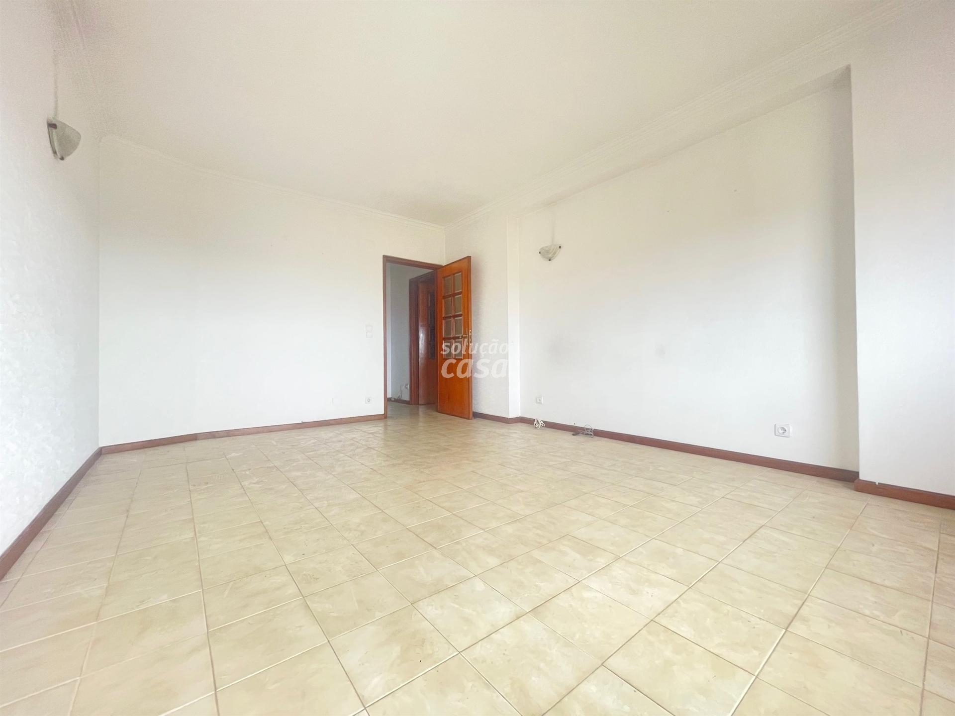 Apartamento T1+1 localizado a 300 metros da Estação de Comboio Coimbrões!