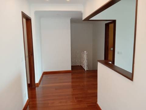 Fantástico Andar Moradia T3+1 em Oliveira do Douro, junto ao Parque da Lavandeira!