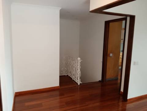 Fantástico Andar Moradia T3+1 em Oliveira do Douro, junto ao Parque da Lavandeira!