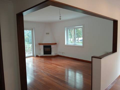 Fantástico Andar Moradia T3+1 em Oliveira do Douro, junto ao Parque da Lavandeira!