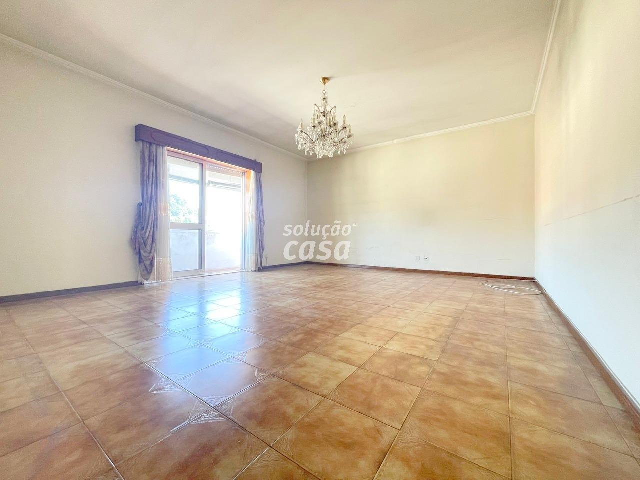 Apartamento T3 com Lugar de Garagem, localizado a 650 metros da Estação de Comboio Rio Tinto!