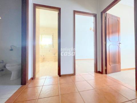 Apartamento T3 com Lugar de Garagem, localizado a 650 metros da Estação de Comboio Rio Tinto!