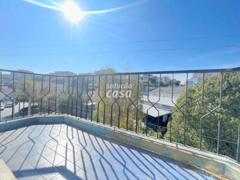 Apartamento T3 com Lugar de Garagem, localizado a 650 metros da Estação de Comboio Rio Tinto!