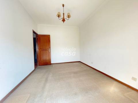 Apartamento T3 com Lugar de Garagem, localizado a 650 metros da Estação de Comboio Rio Tinto!