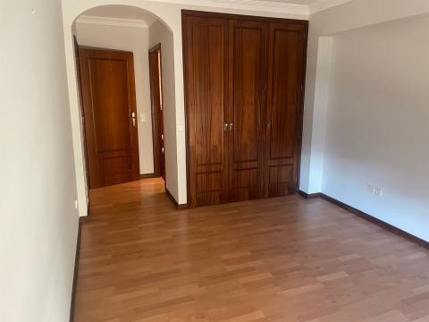 Apartamento T2 Remodelado no Centro da Maia - Arrendamento