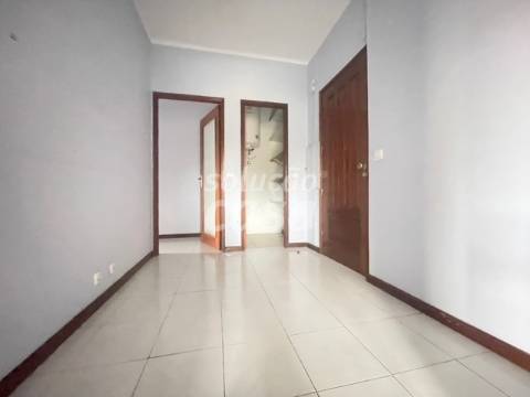 Apartamento T2 com Lugar de Garagem, localizado a 600 metros do Metro!