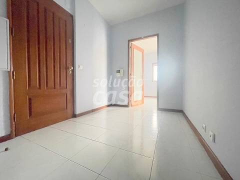 Apartamento T2 com Lugar de Garagem, localizado a 600 metros do Metro!