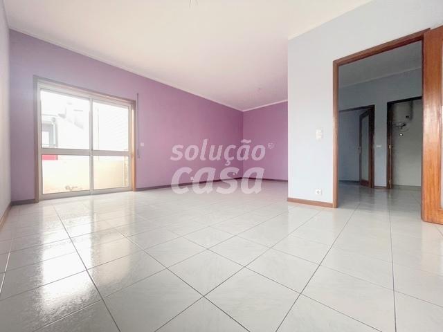 Apartamento T2 com Lugar de Garagem, localizado a 600 metros do Metro!