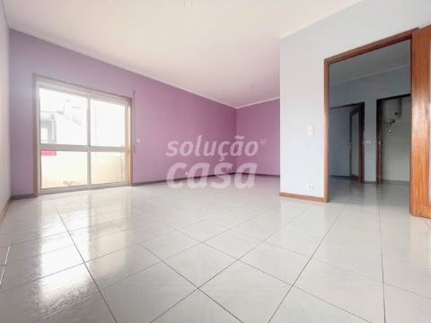 Apartamento T2 com Lugar de Garagem, localizado a 600 metros do Metro!