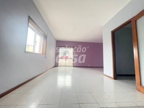 Apartamento T2 com Lugar de Garagem, localizado a 600 metros do Metro!