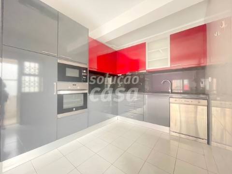 Apartamento T2 com Lugar de Garagem, localizado a 600 metros do Metro!