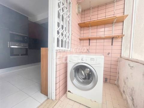Apartamento T2 com Lugar de Garagem, localizado a 600 metros do Metro!