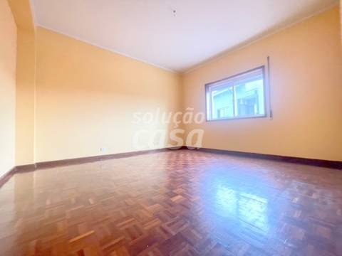 Apartamento T2 com Lugar de Garagem, localizado a 600 metros do Metro!