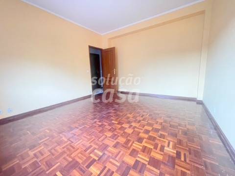 Apartamento T2 com Lugar de Garagem, localizado a 600 metros do Metro!