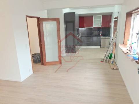 Apartamento T2 com Lugar de Garagem, localizado a 600 metros do Metro!