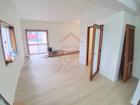 Apartamento T2 com Lugar de Garagem, localizado a 600 metros do Metro!