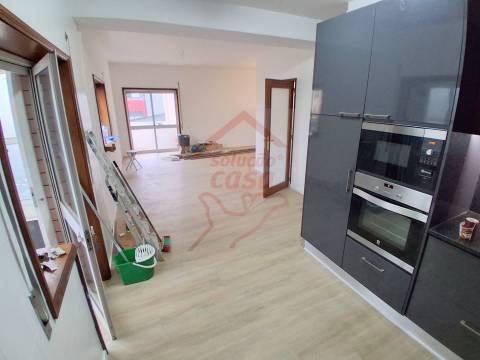 Apartamento T2 com Lugar de Garagem, localizado a 600 metros do Metro!