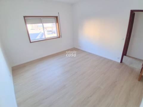 Apartamento T2 com Lugar de Garagem, localizado a 600 metros do Metro!