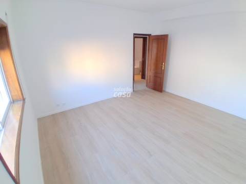 Apartamento T2 com Lugar de Garagem, localizado a 600 metros do Metro!