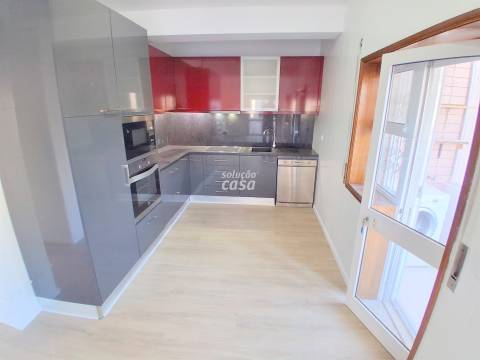 Apartamento T2 com Lugar de Garagem, localizado a 600 metros do Metro!