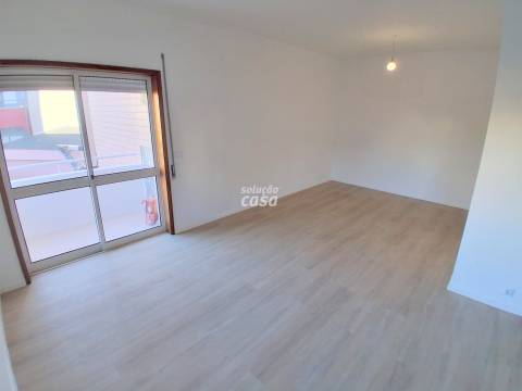Apartamento T2 com Lugar de Garagem, localizado a 600 metros do Metro!