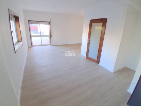 Apartamento T2 com Lugar de Garagem, localizado a 600 metros do Metro!