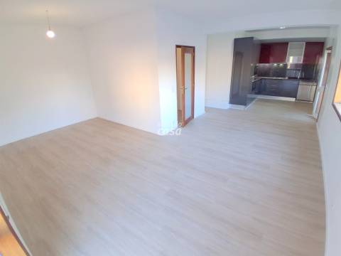 Apartamento T2 com Lugar de Garagem, localizado a 600 metros do Metro!
