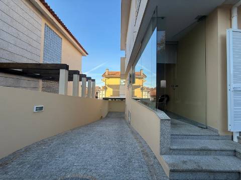 Fabulosa Moradia T3 em Canidelo – Próximo da Praia, com Terraço e Garagem!