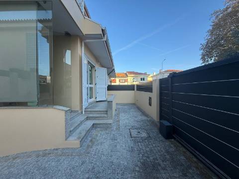 Fabulosa Moradia T3 em Canidelo – Próximo da Praia, com Terraço e Garagem!