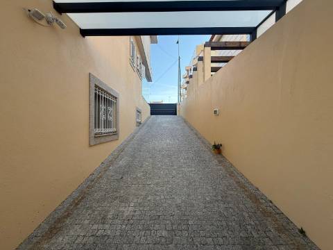 Fabulosa Moradia T3 em Canidelo – Próximo da Praia, com Terraço e Garagem!