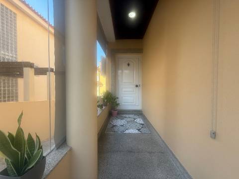 Fabulosa Moradia T3 em Canidelo – Próximo da Praia, com Terraço e Garagem!