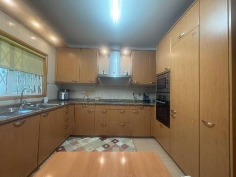 Fabulosa Moradia T3 em Canidelo – Próximo da Praia, com Terraço e Garagem!