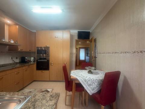 Fabulosa Moradia T3 em Canidelo – Próximo da Praia, com Terraço e Garagem!