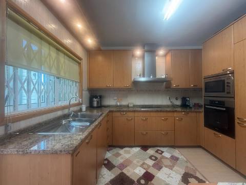 Fabulosa Moradia T3 em Canidelo – Próximo da Praia, com Terraço e Garagem!