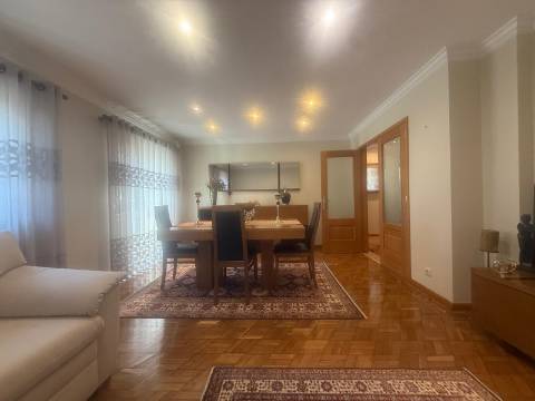 Fabulosa Moradia T3 em Canidelo – Próximo da Praia, com Terraço e Garagem!