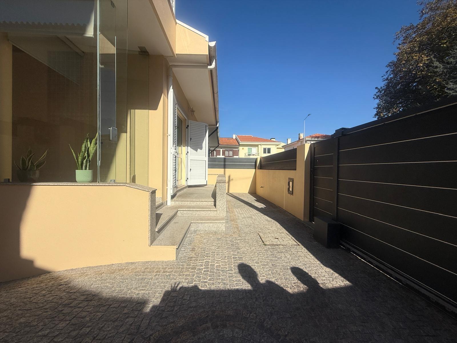 Fabulosa Moradia T3 em Canidelo – Próximo da Praia, com Terraço e Garagem!