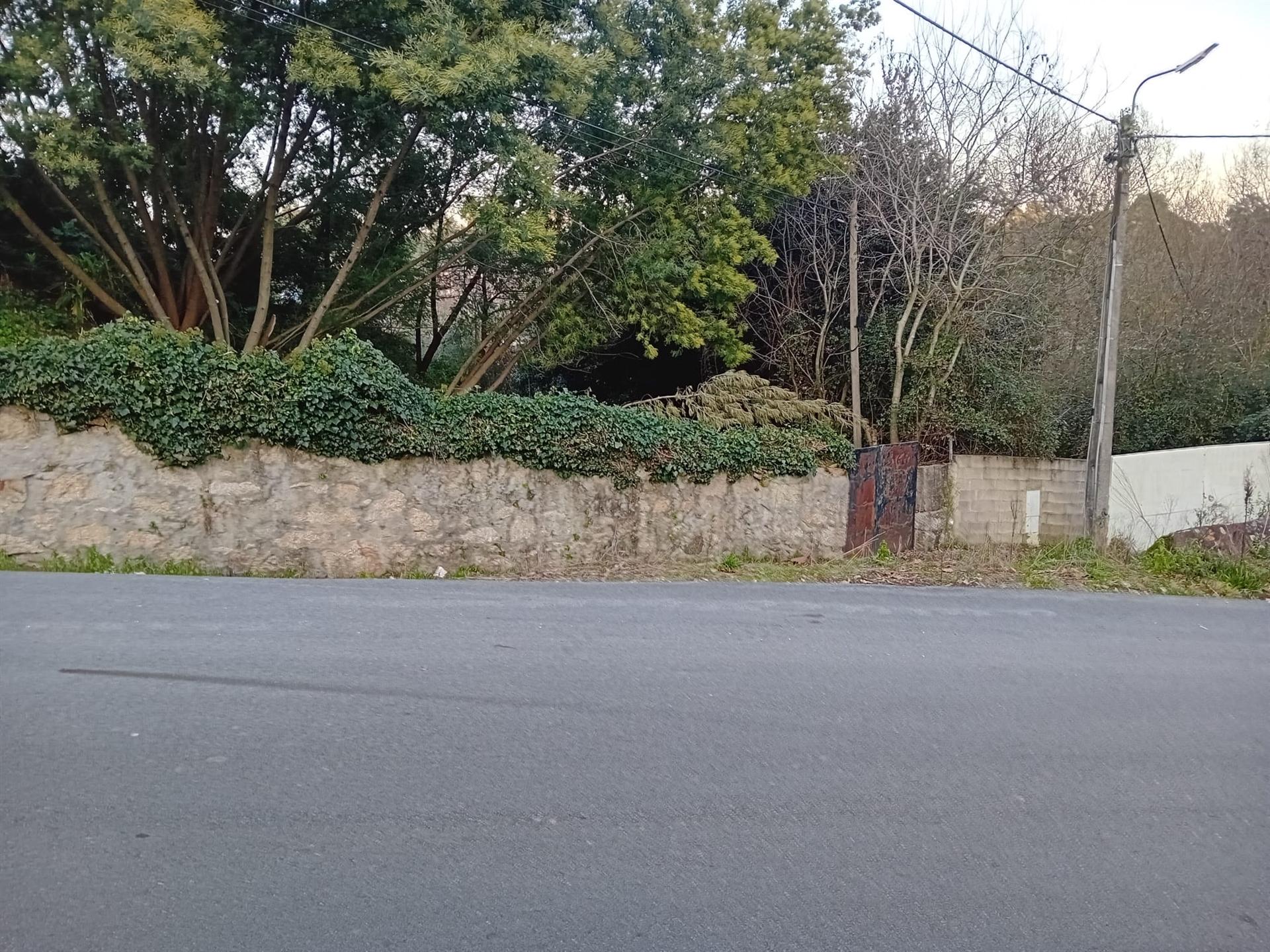 Terreno em Oliveira do Douro, para Construção de uma Moradia Isolada, ou duas Geminadas!