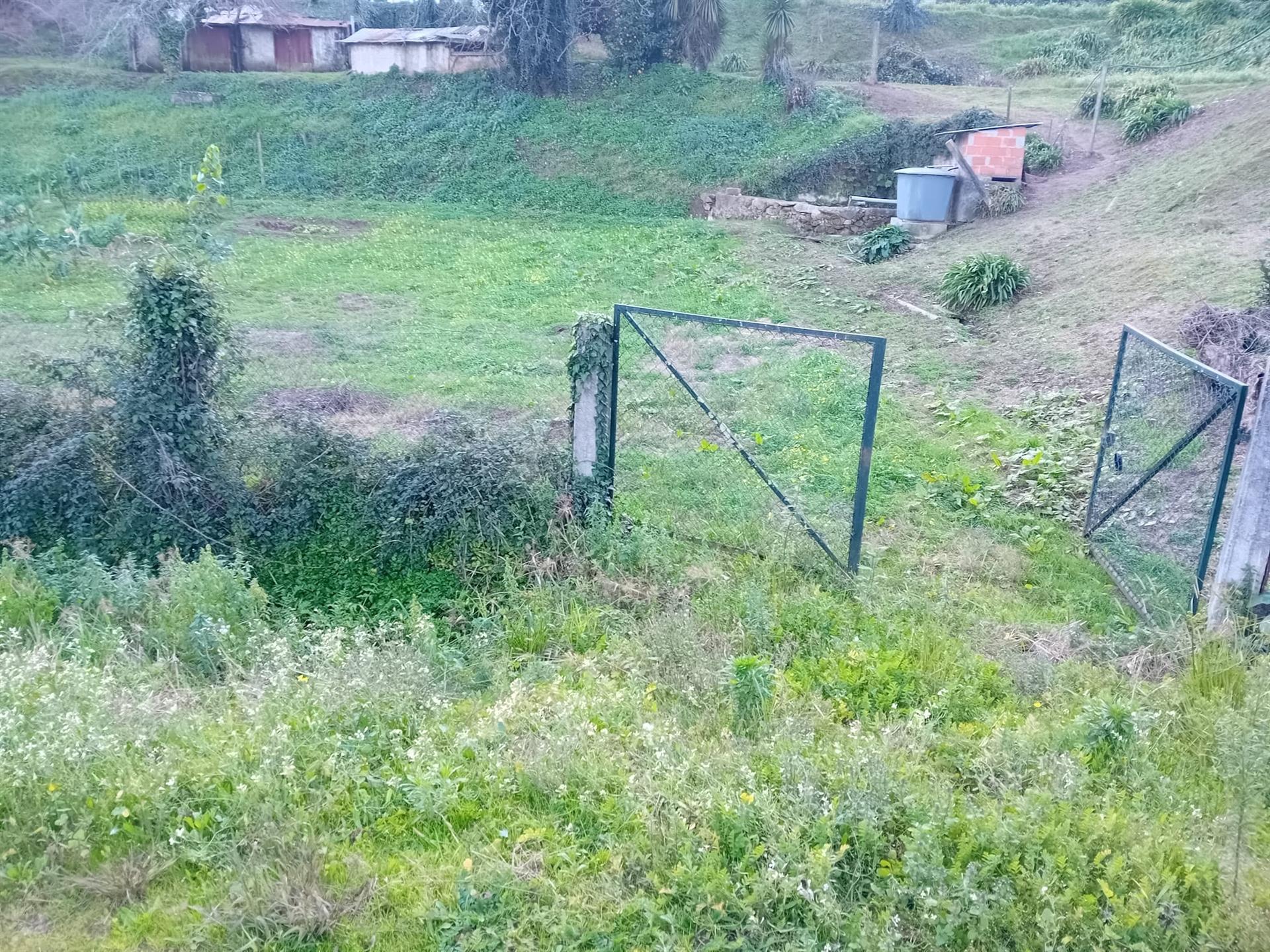 Terreno em Oliveira do Douro, para Construção de uma Moradia Isolada, ou duas Geminadas!