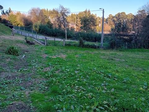 Terreno em Oliveira do Douro, para Construção de uma Moradia Isolada, ou duas Geminadas!
