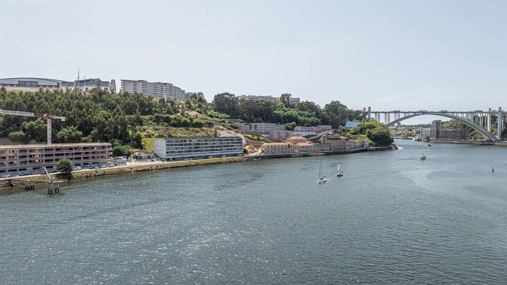 T3 Espetacular com vistas para o Rio Douro, no 4º e Último Piso, no Cais do Cavaco na Afurada!