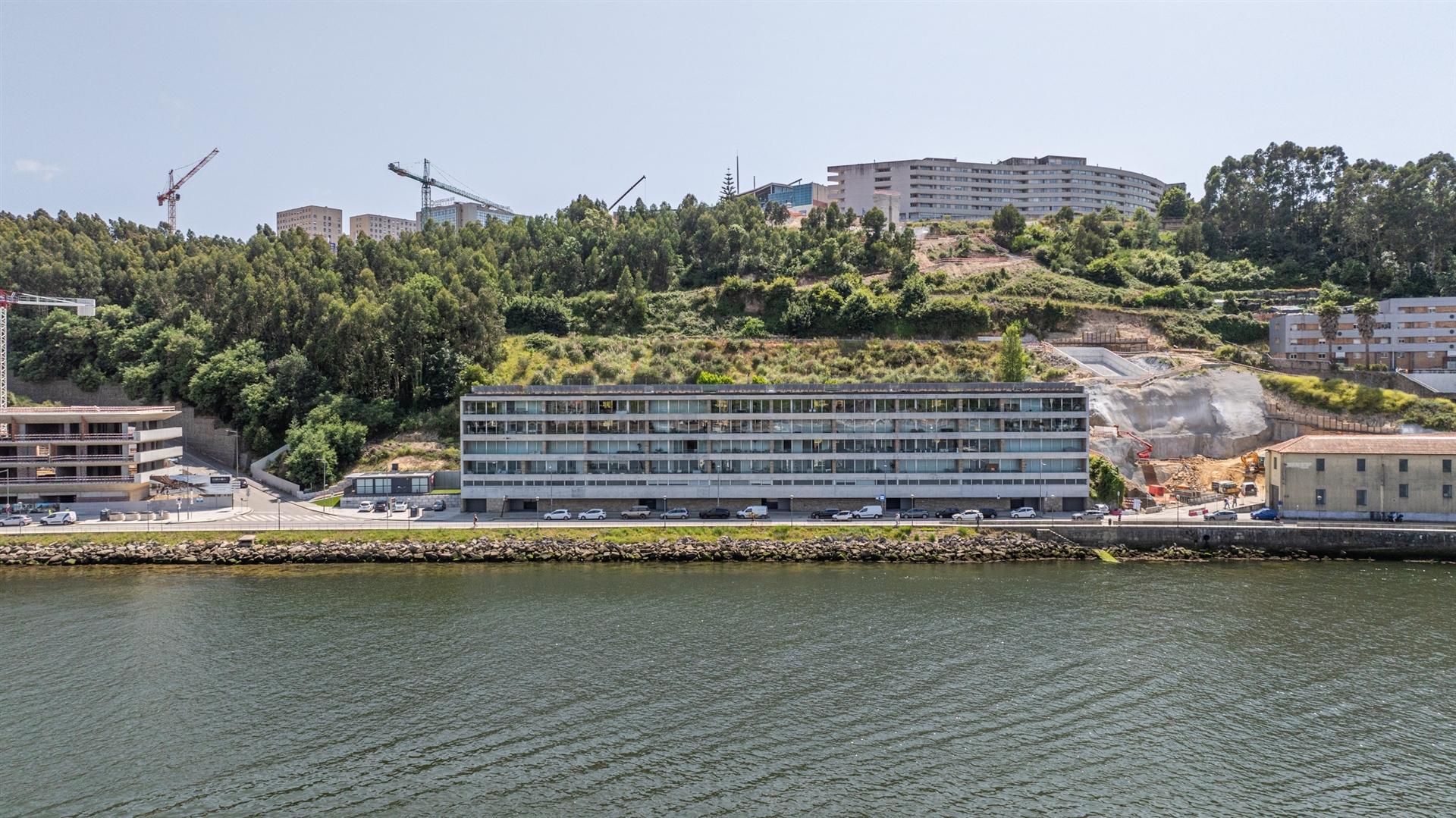 T3 Espetacular com vistas para o Rio Douro, no 4º e Último Piso, no Cais do Cavaco na Afurada!