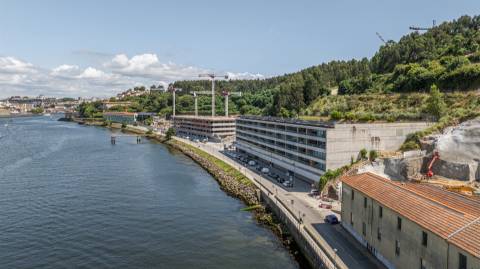 T3 Espetacular com vistas para o Rio Douro, no 4º e Último Piso, no Cais do Cavaco na Afurada!