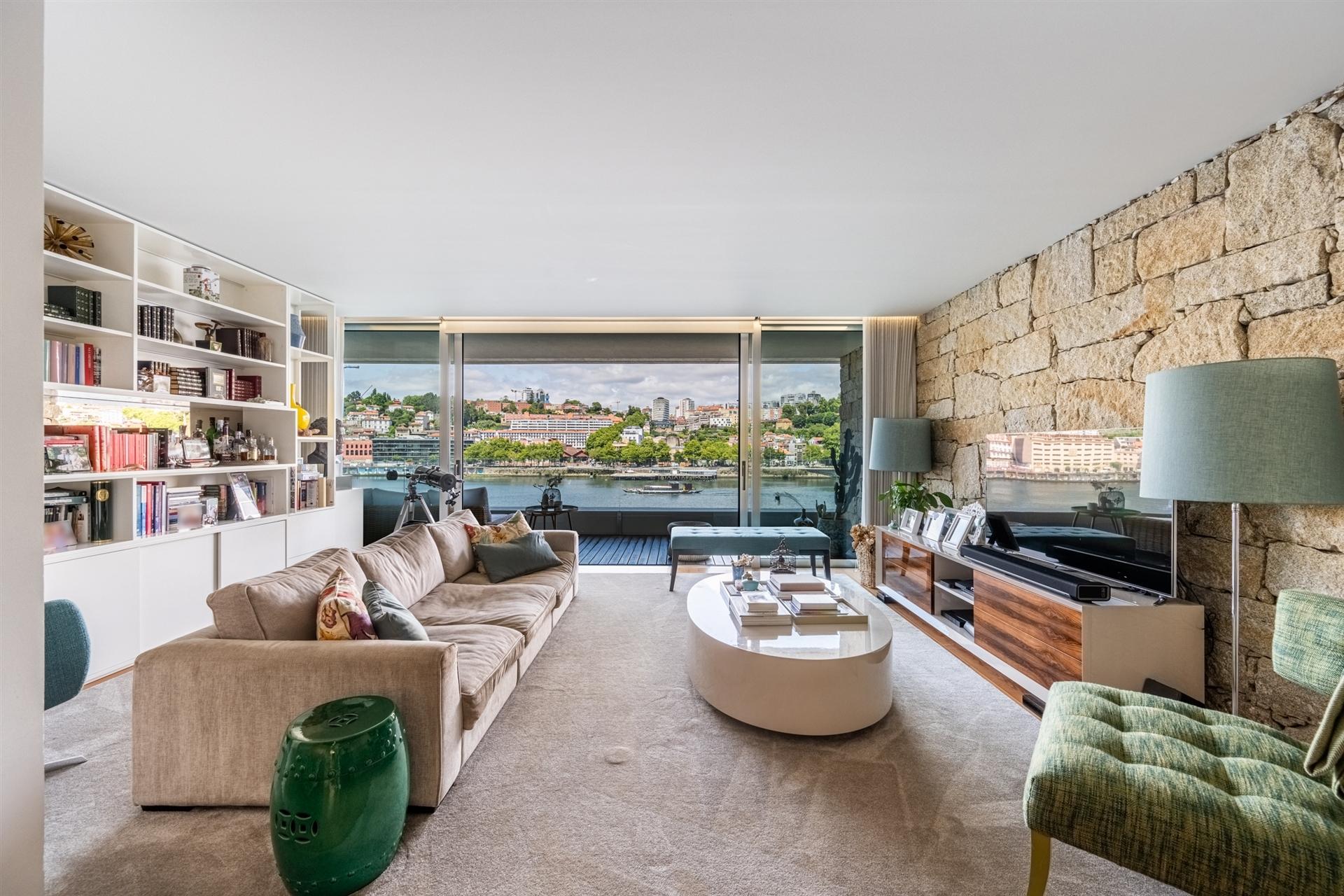 T3 Espetacular com vistas para o Rio Douro, no 4º e Último Piso, no Cais do Cavaco na Afurada!