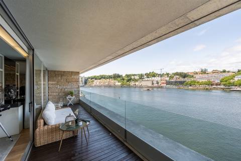 T3 Espetacular com vistas para o Rio Douro, no 4º e Último Piso, no Cais do Cavaco na Afurada!