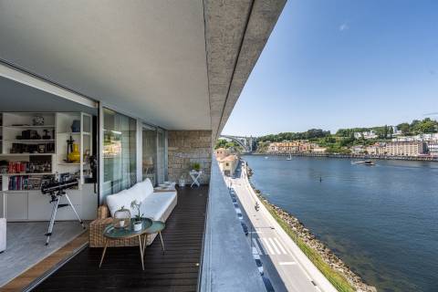 T3 Espetacular com vistas para o Rio Douro, no 4º e Último Piso, no Cais do Cavaco na Afurada!