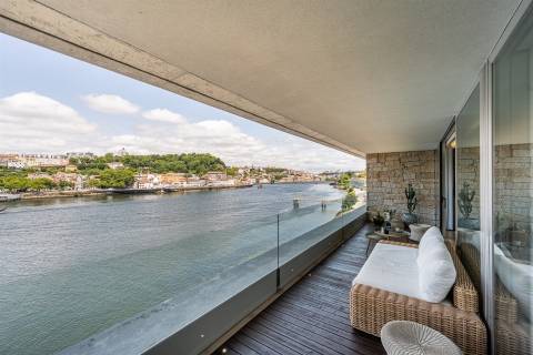T3 Espetacular com vistas para o Rio Douro, no 4º e Último Piso, no Cais do Cavaco na Afurada!