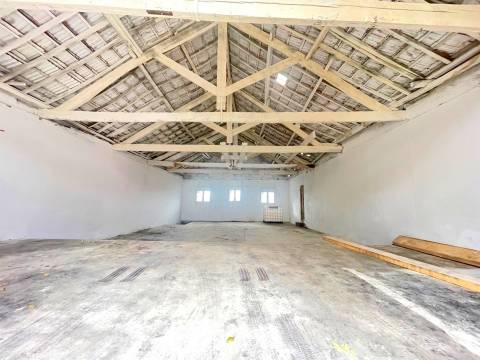 Armazém com 166m2 de área bruta, para arrendamento, em Avintes!
